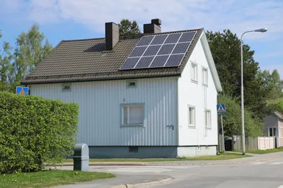 Cutaway diagram of solar panels on a residential roof